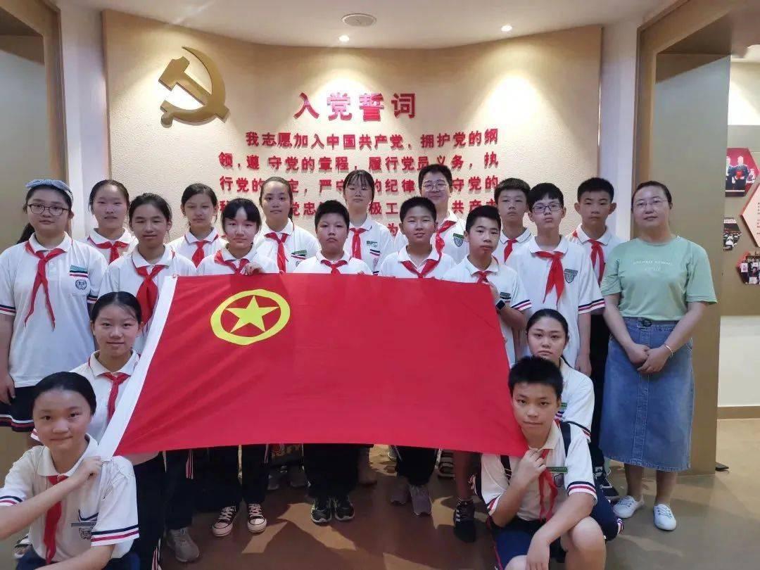 刘嘉玲晒与干儿子合照,感慨康康都长这么大了:胡军基因太强了